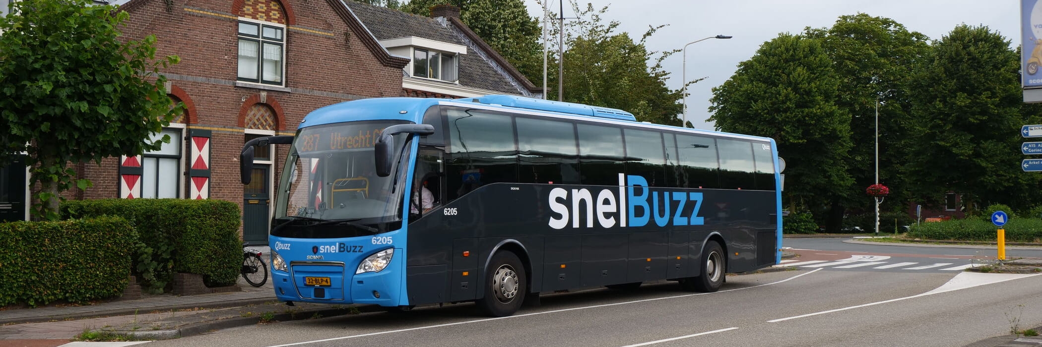 Een snelBuzz rijdt op de weg