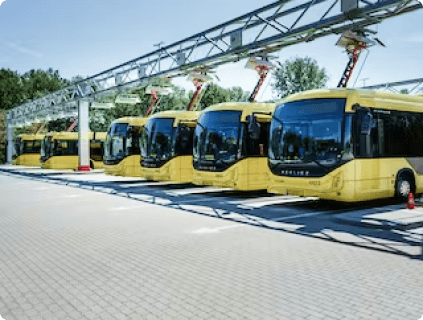 Zes elektrische Qbuzz bussen aan het opladen