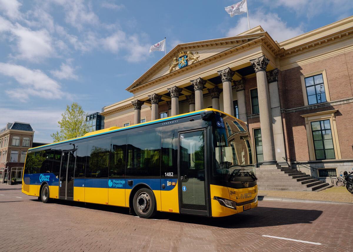 Bus rijdt voor het gerechtshof in Leeuwarden
