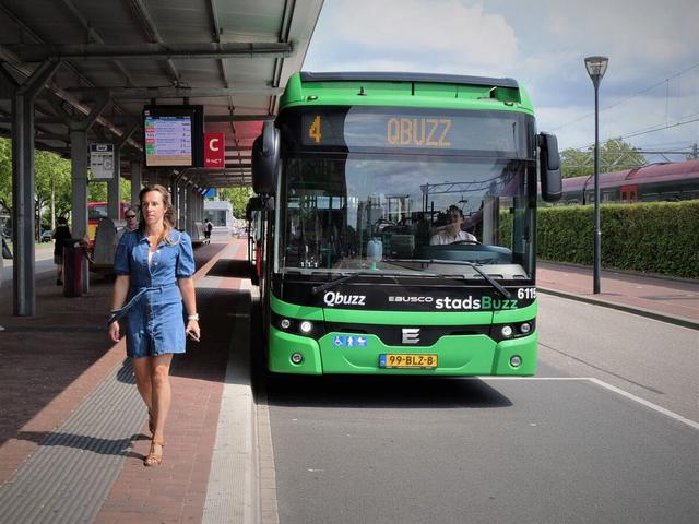 Een Qbuzz bus staat bij de halte op Dordrecht CS