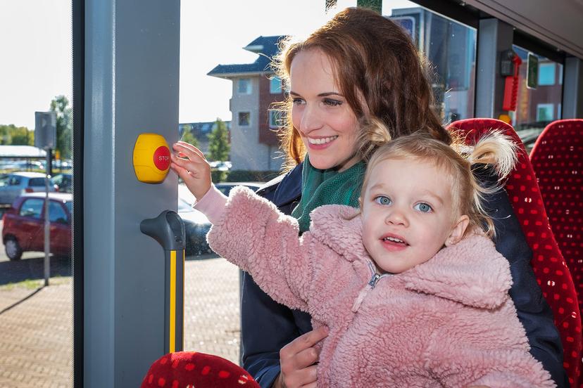 Een moeder en peuter dochter zitten in de bus.